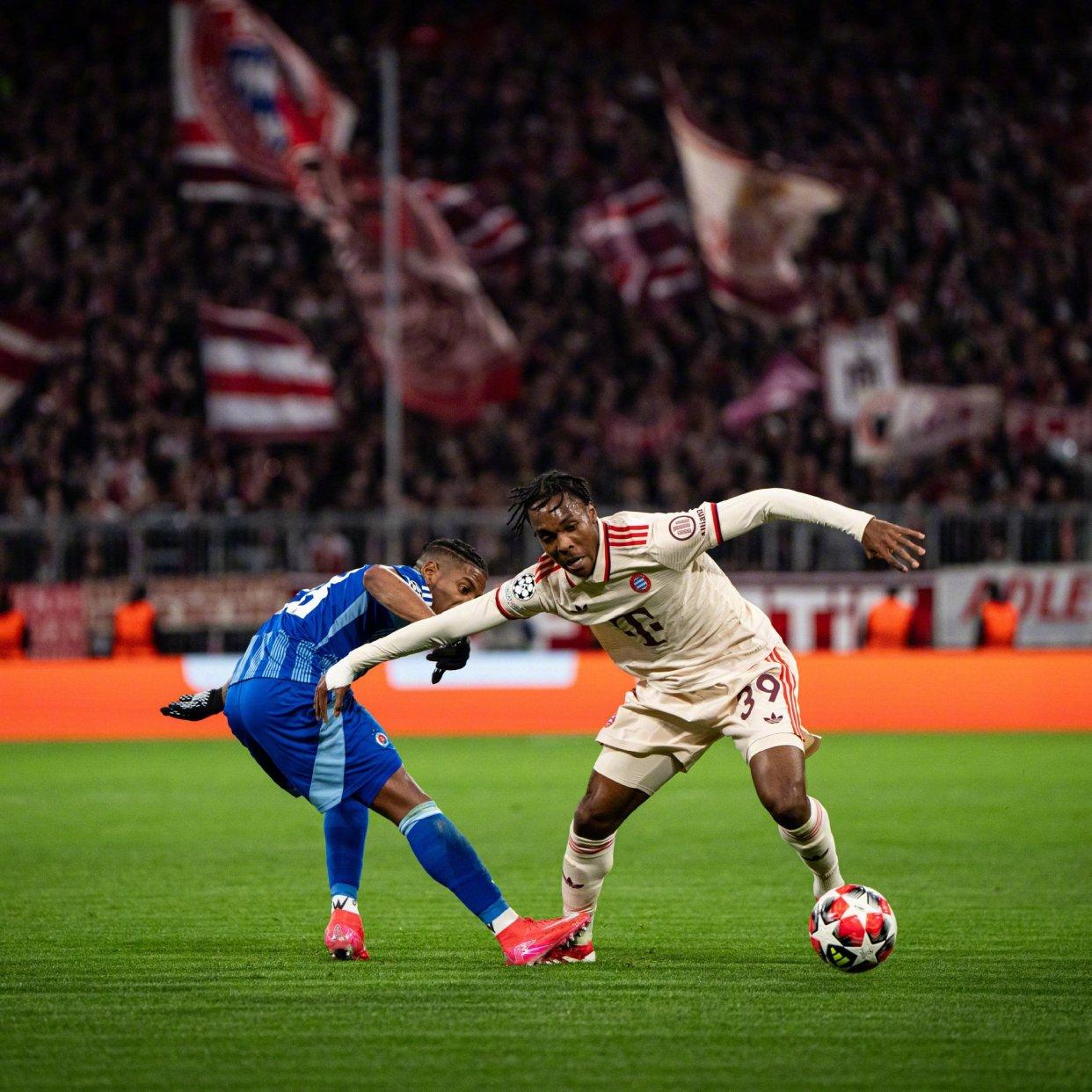 包含利物浦逆转拜仁：萨拉赫梅开二度，菲尔米诺射中横梁的词条