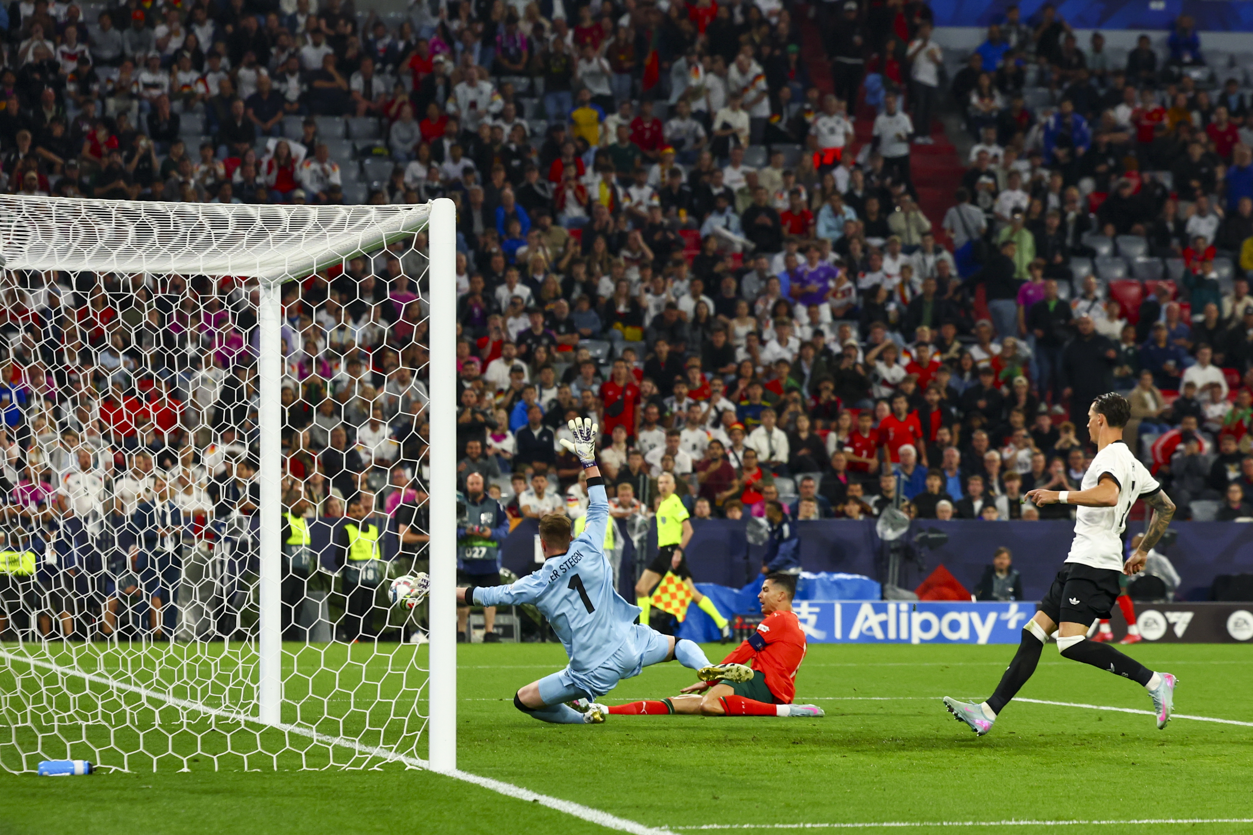 爱游戏活动-精彩纷呈！欧国联赛中的精彩瞬间