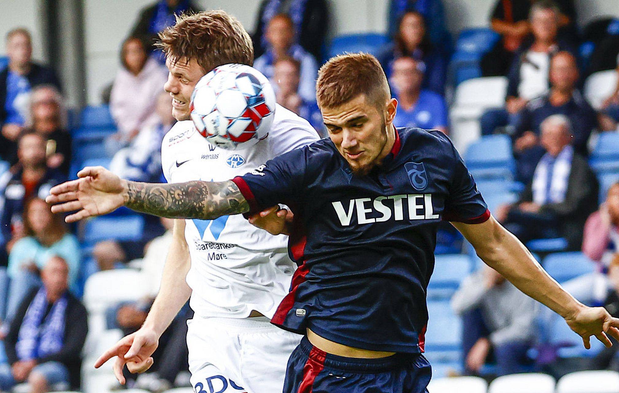 爱游戏平台-挪威队在比赛中力争突破对手防线