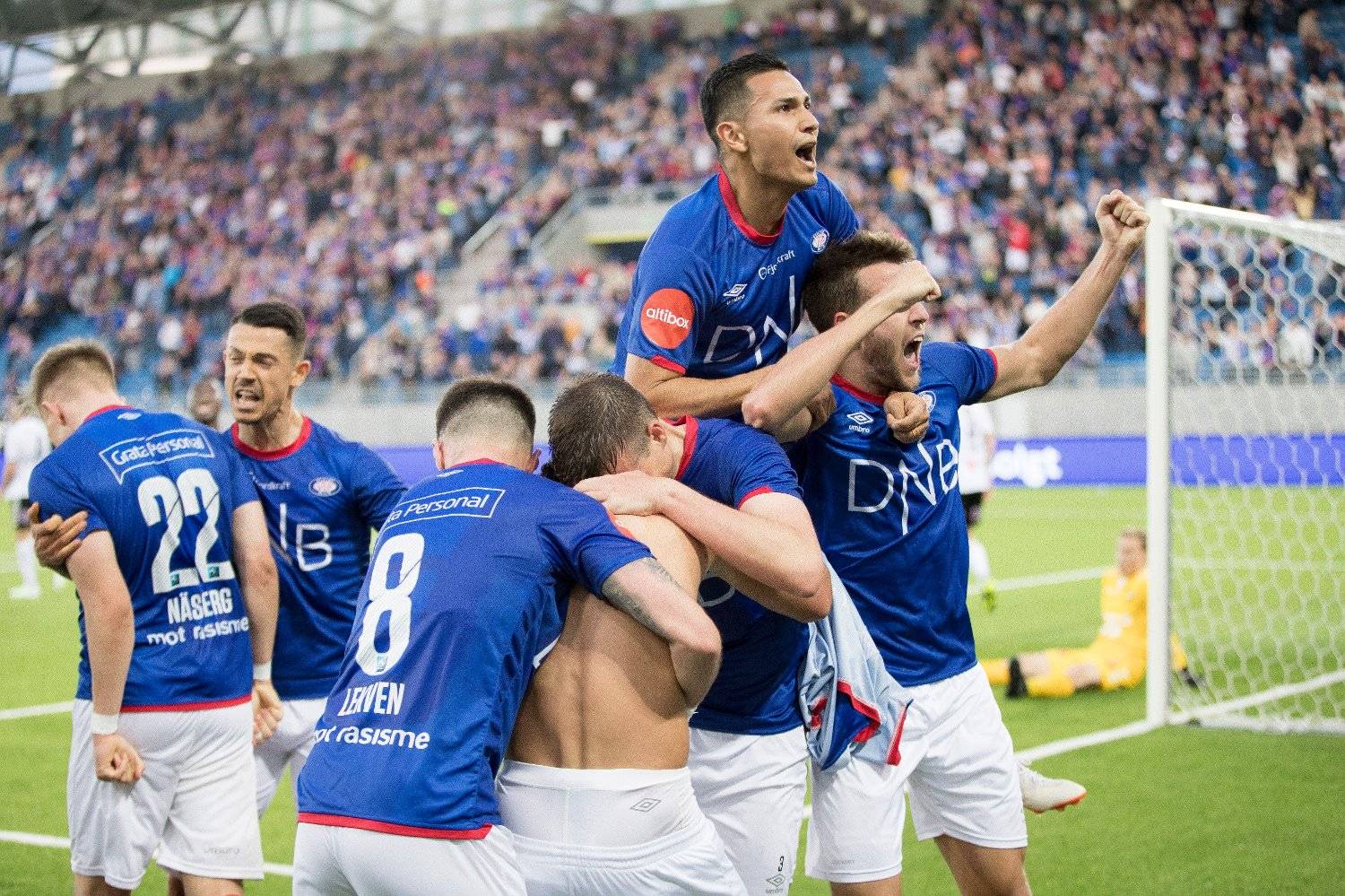 挪威队在比赛中力争突破对手防线