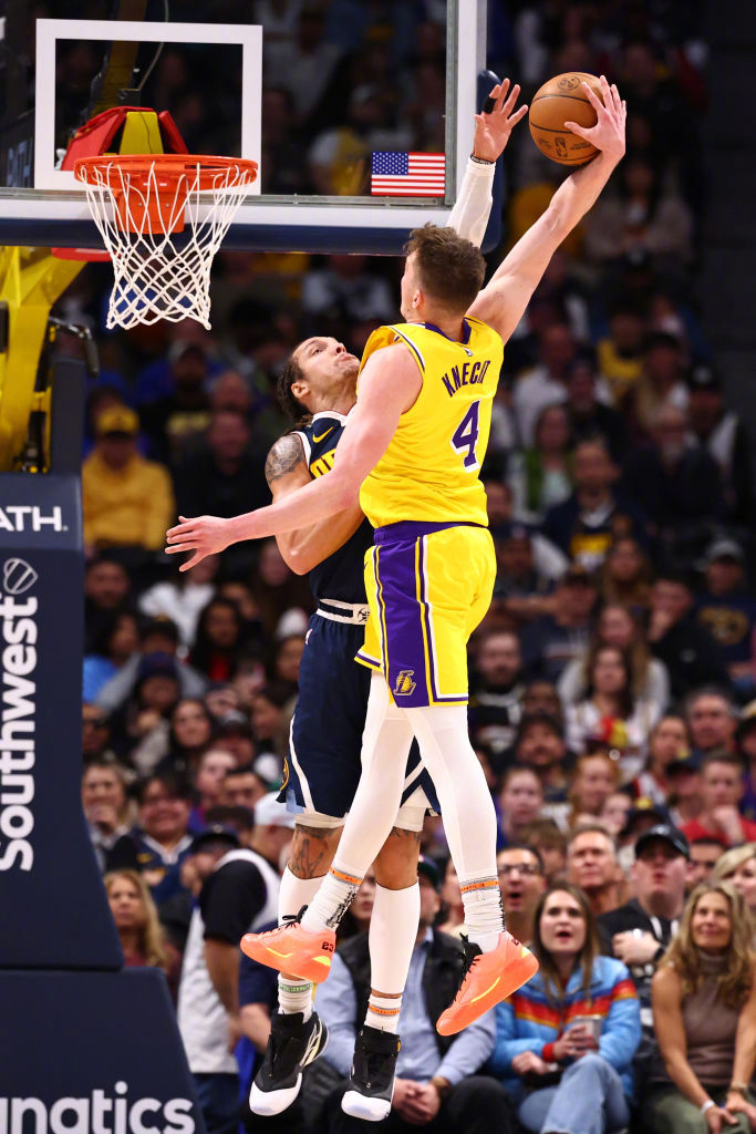 爱游戏娱乐-湖人连胜后面临休战期间调整战术和阵容