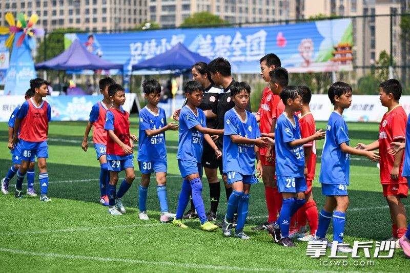 爱游戏app下载地址-包含足球场上精彩纷呈，胜负将在一线之间的词条