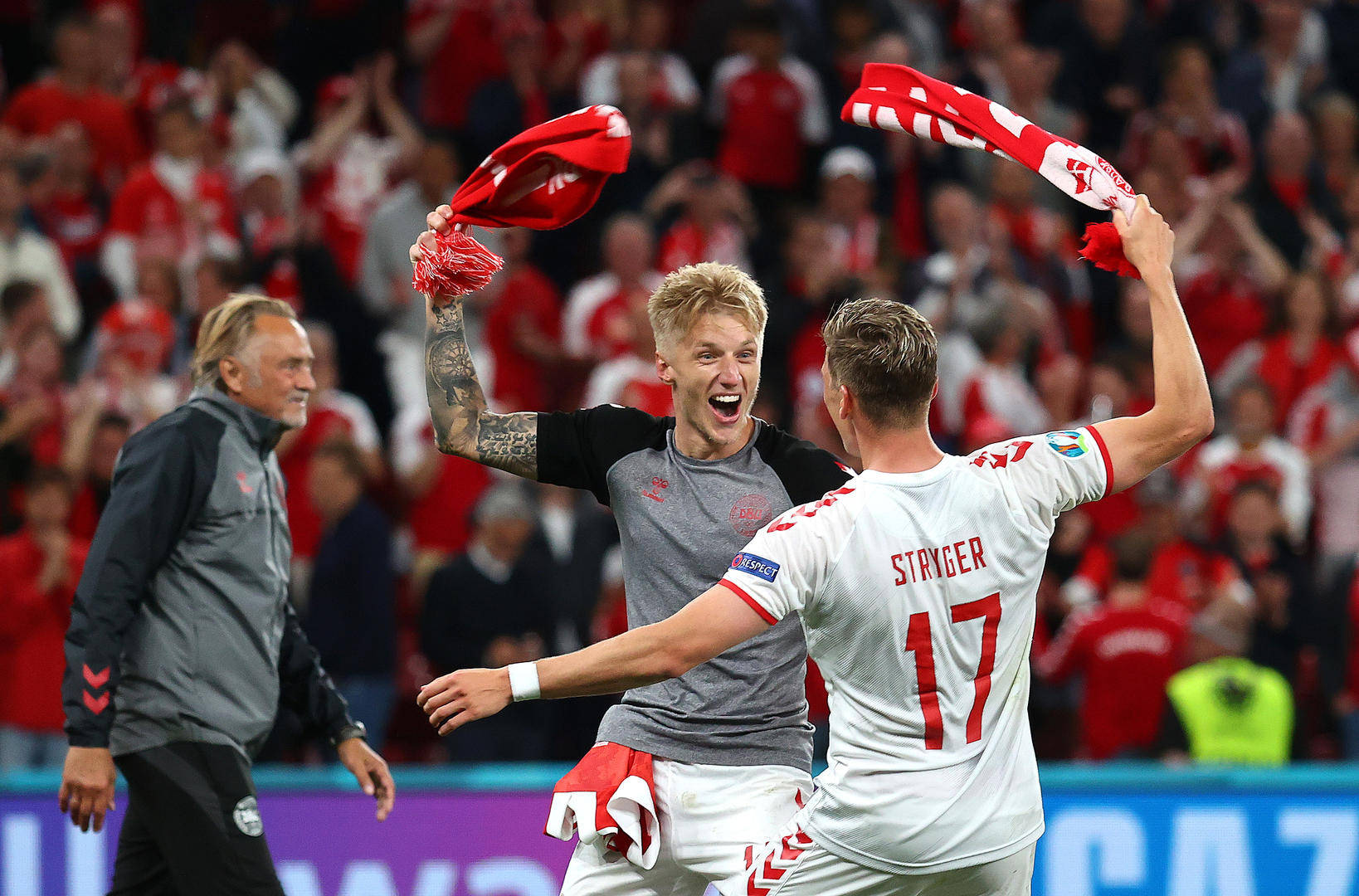 爱游戏平台-比利时队在客场与丹麦队激烈对抗