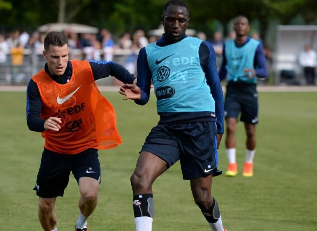 比利时队在客场与丹麦队激烈对抗