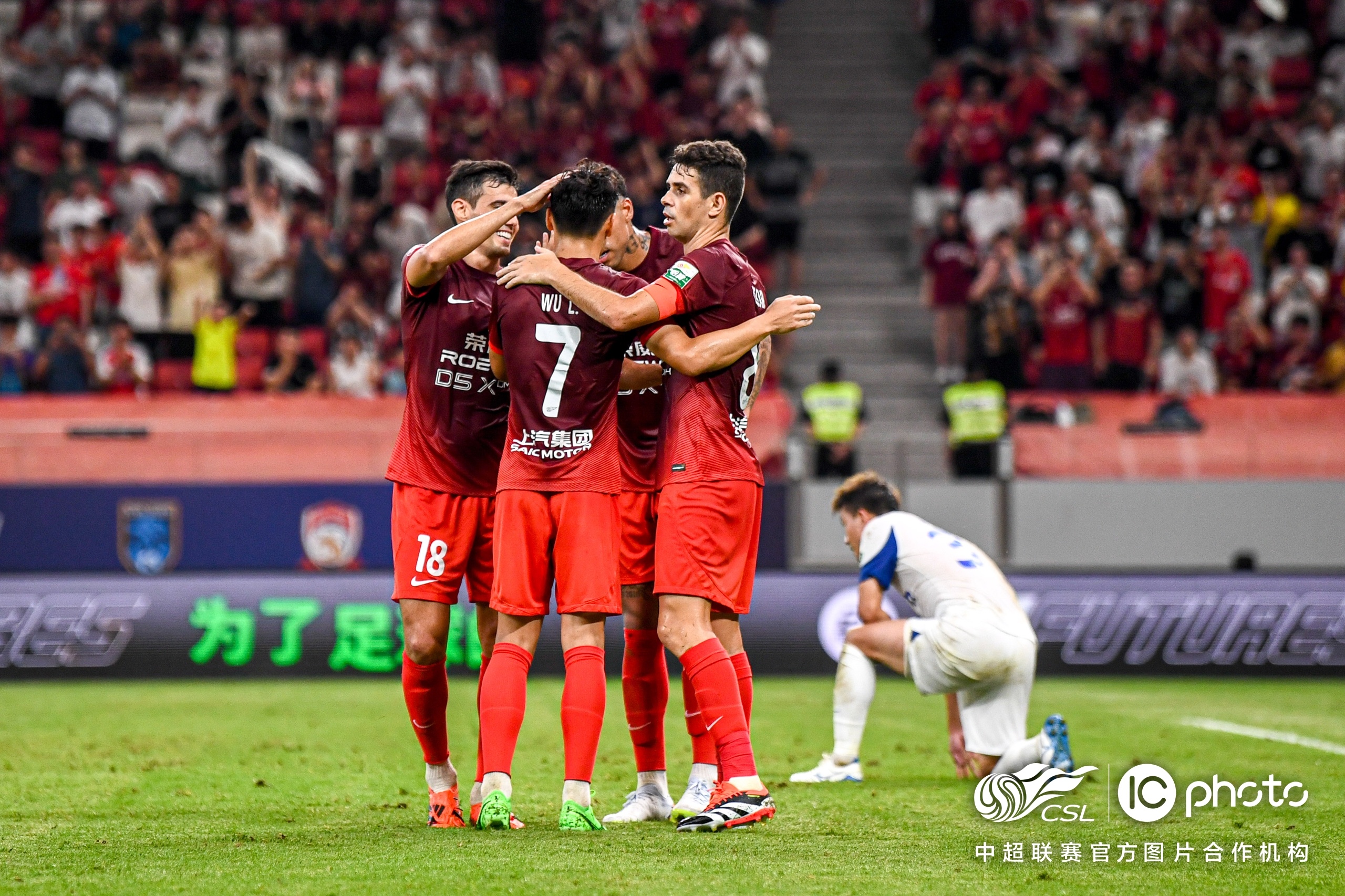 队员传中抢点得分，球队领先对手一步