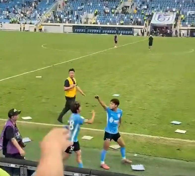 队员情绪失控，险些发生冲突