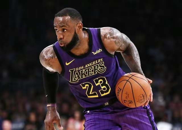 马刺阵容完整赢得比赛