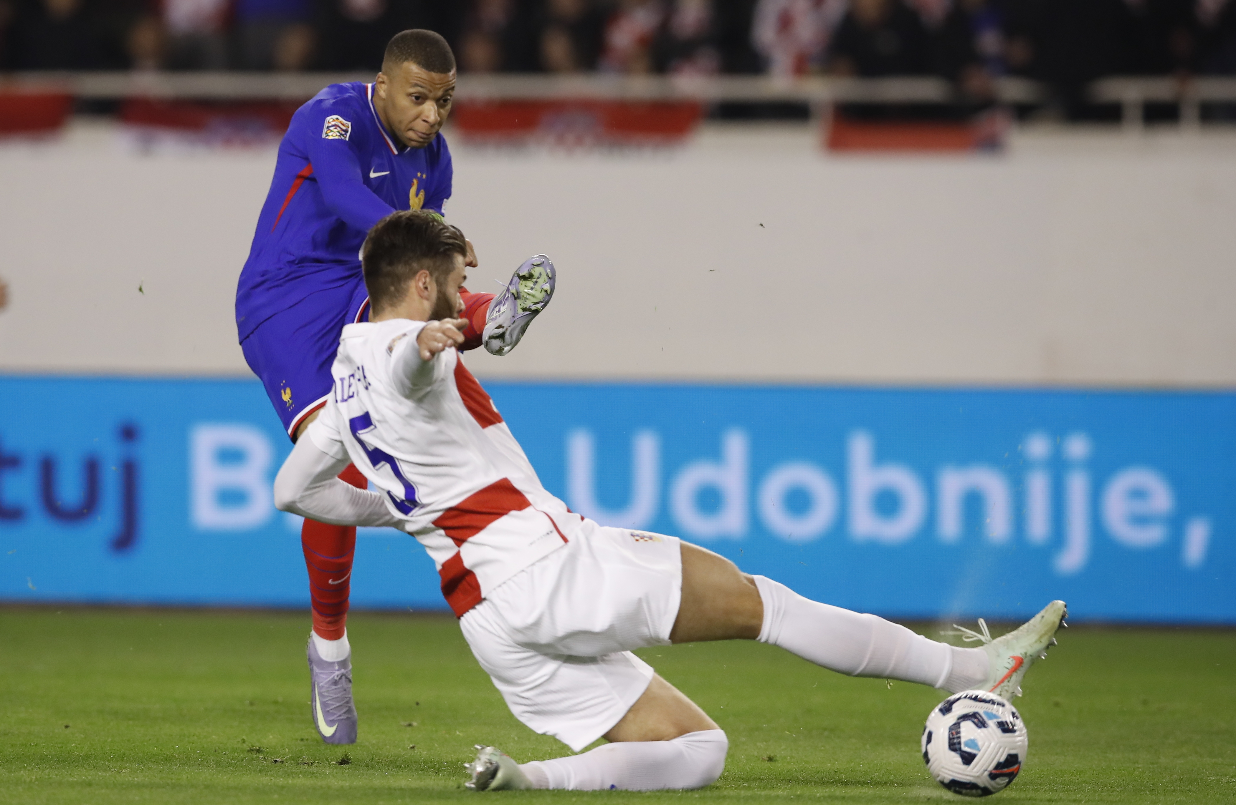 包含克罗地亚主场大胜瑞典，提升士气的词条