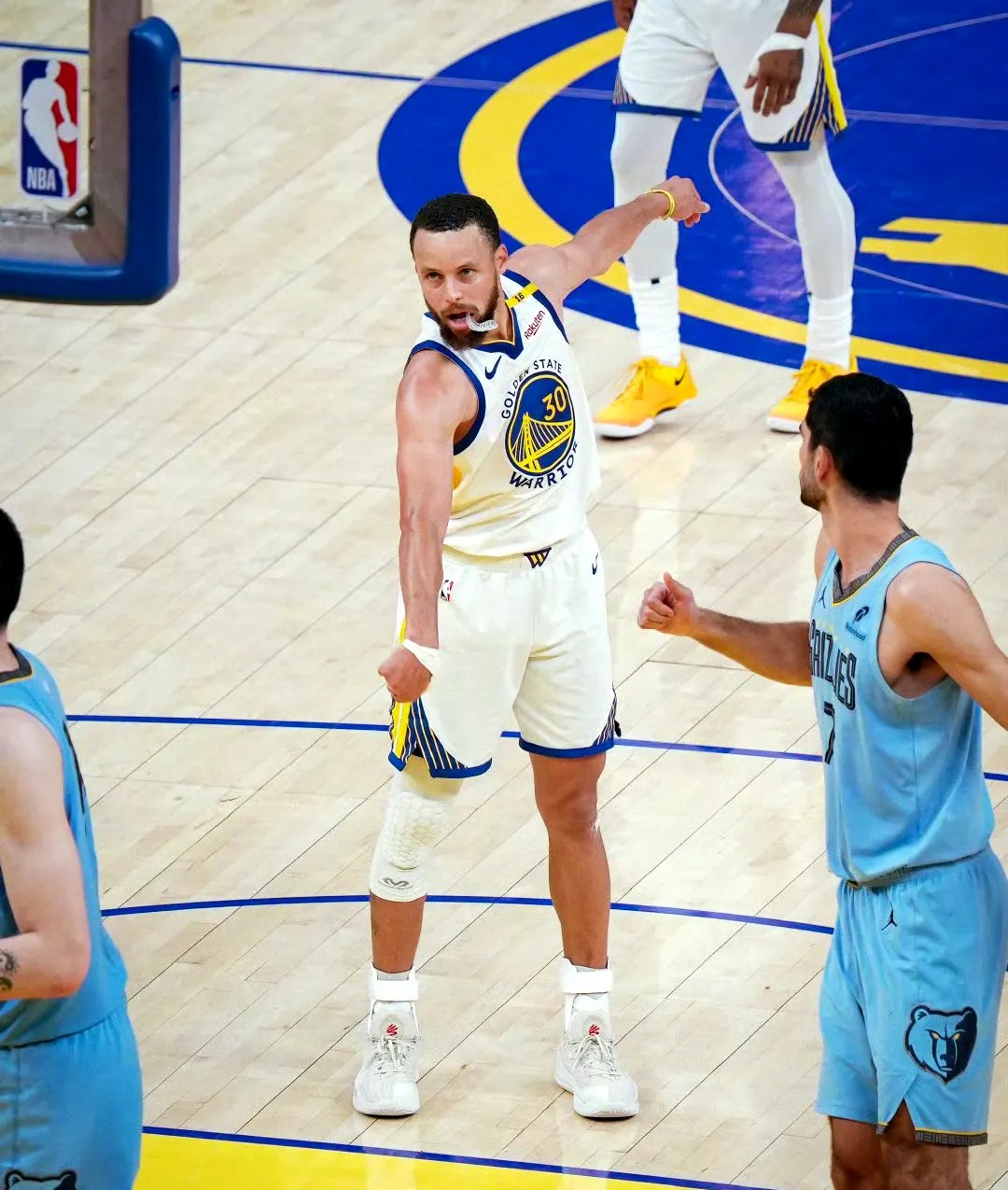 关于勇士客场逆转灰熊，库里砍下三分绝杀的信息