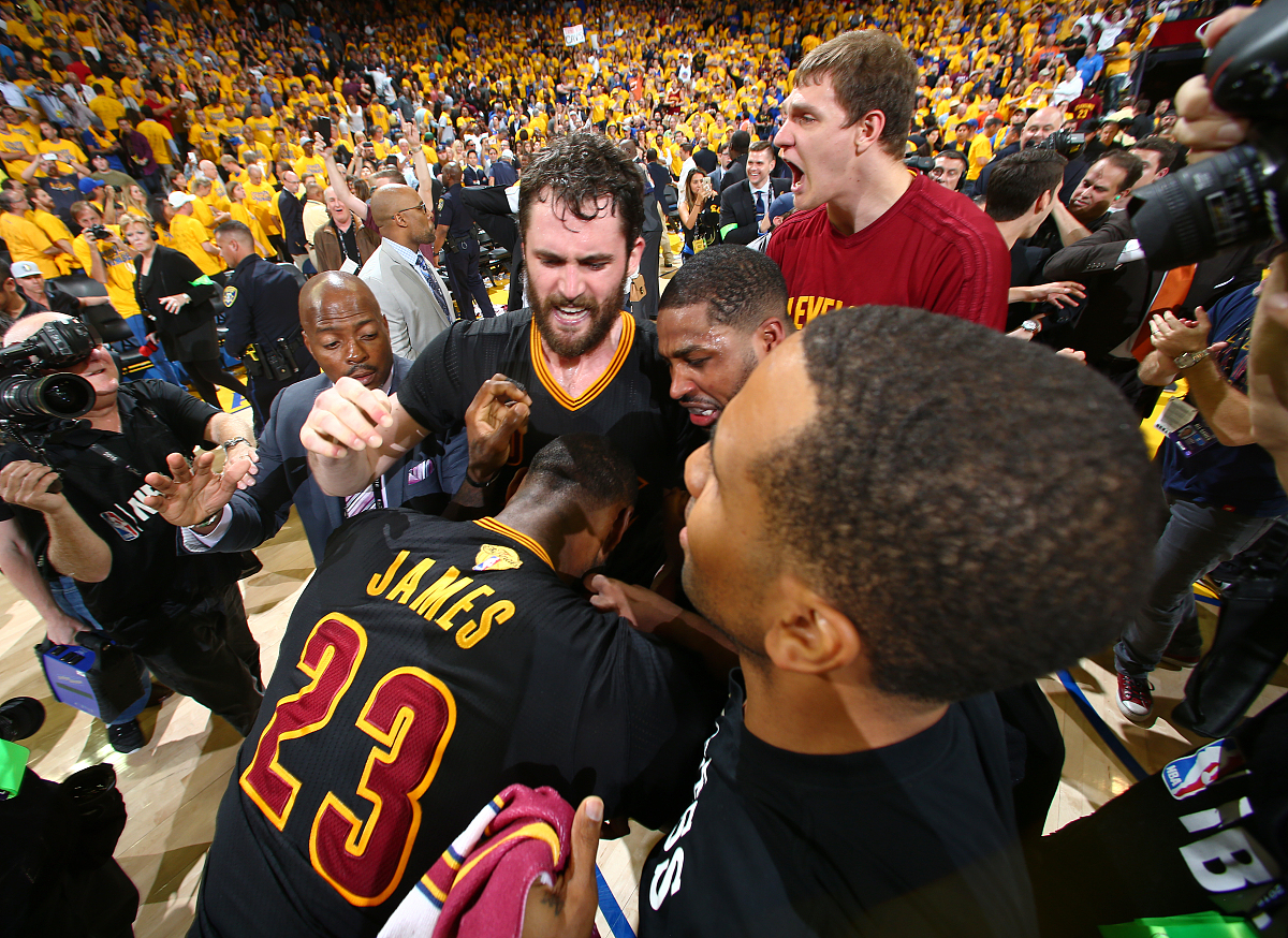 包含「骑士再遭惨败」改写为「骑士再战不利连连败」的词条