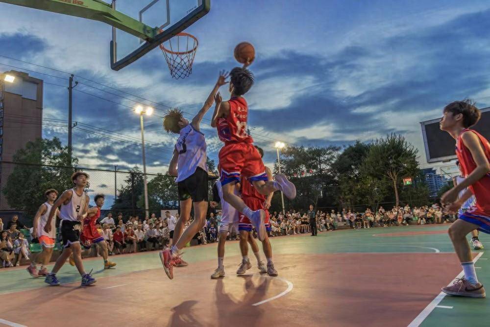 关于篮球球员士气高昂，斗志昂扬备战比赛的信息