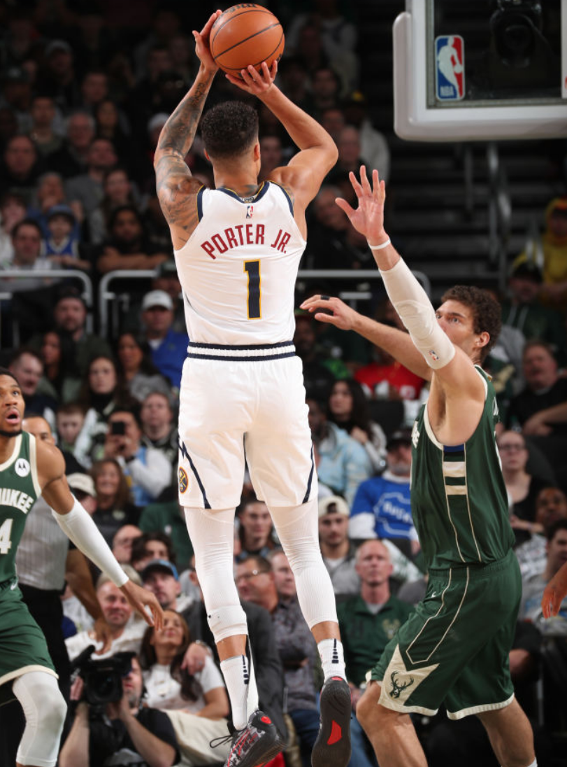 关于雄鹿队大胜对手，稳固东部第一位置的信息