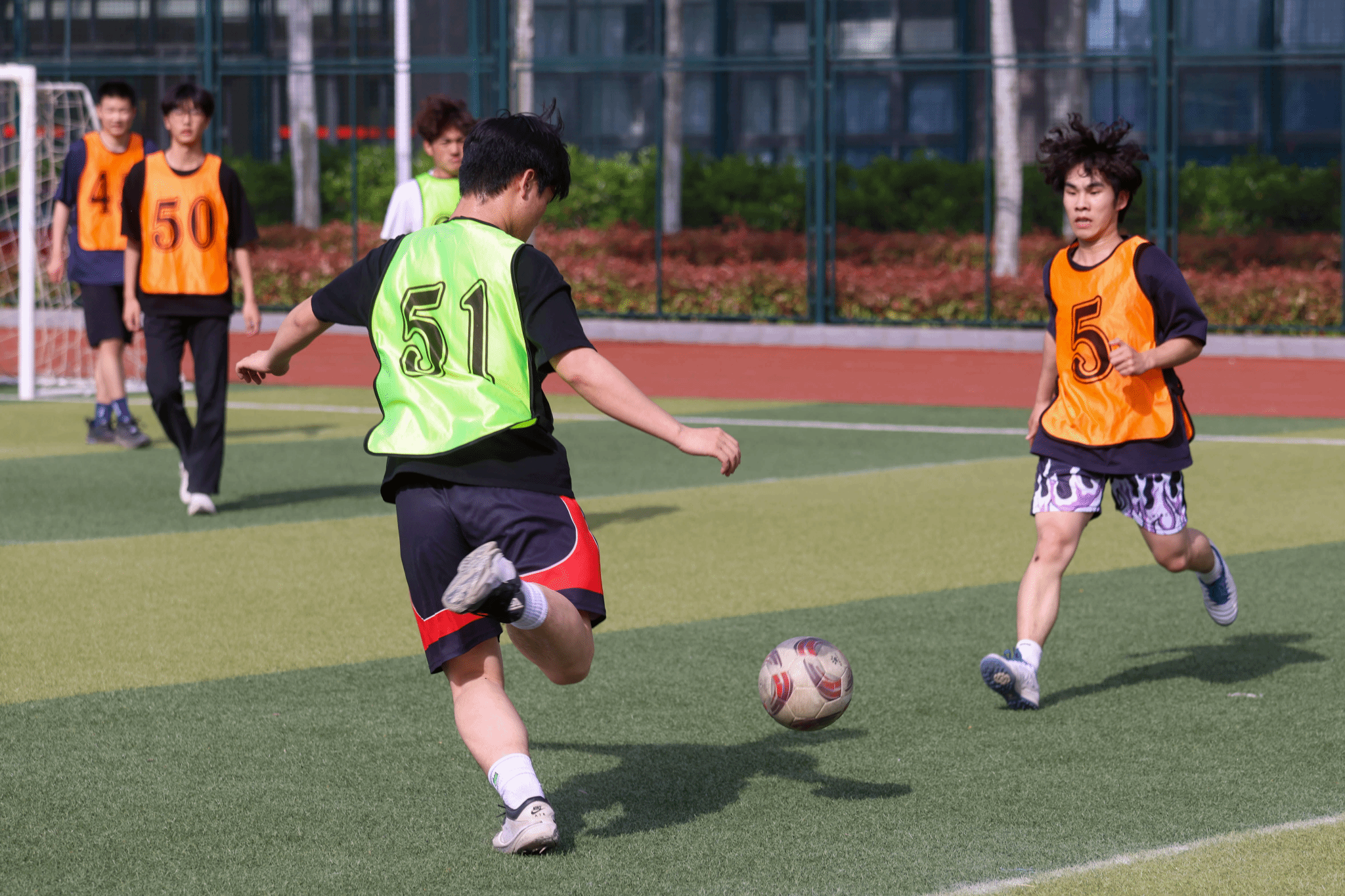 足球比赛的精彩犹如舞台表演