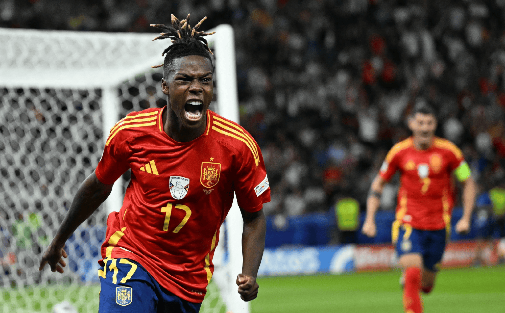 包含西班牙队在欧州杯比赛中捍卫荣誉，展现强大实力的词条