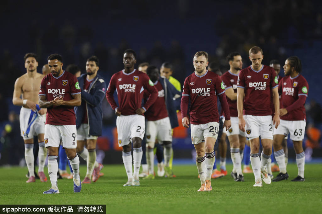 包含莱斯特城前锋成为焦点人物，助球队取胜的词条